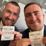 Írsky dostihový tipér Robert Heneghan a šípková hviezda Luke Littler predvádzajú svoje víťazné lístky na festivale Cheltenham začiatkom tohto roka