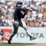 28. júna 2026; San Francisco, Kalifornia, USA; Tretí základný hráč Atlanta Braves Austin Riley (27) opúšťa nohy, aby sa pokúsil vyhodiť prvého hráča tímu San Francisco Giants Rafaela Deversa na prvej základni počas šiestej zmeny v Oracle Parku. Povinný kredit: D. Ross Cameron-Imagn Images