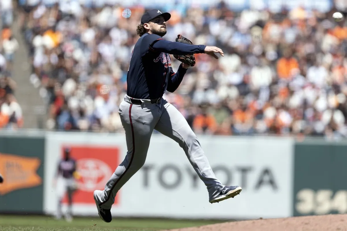 28. júna 2026; San Francisco, Kalifornia, USA; Tretí základný hráč Atlanta Braves Austin Riley (27) opúšťa nohy, aby sa pokúsil vyhodiť prvého hráča tímu San Francisco Giants Rafaela Deversa na prvej základni počas šiestej zmeny v Oracle Parku. Povinný kredit: D. Ross Cameron-Imagn Images