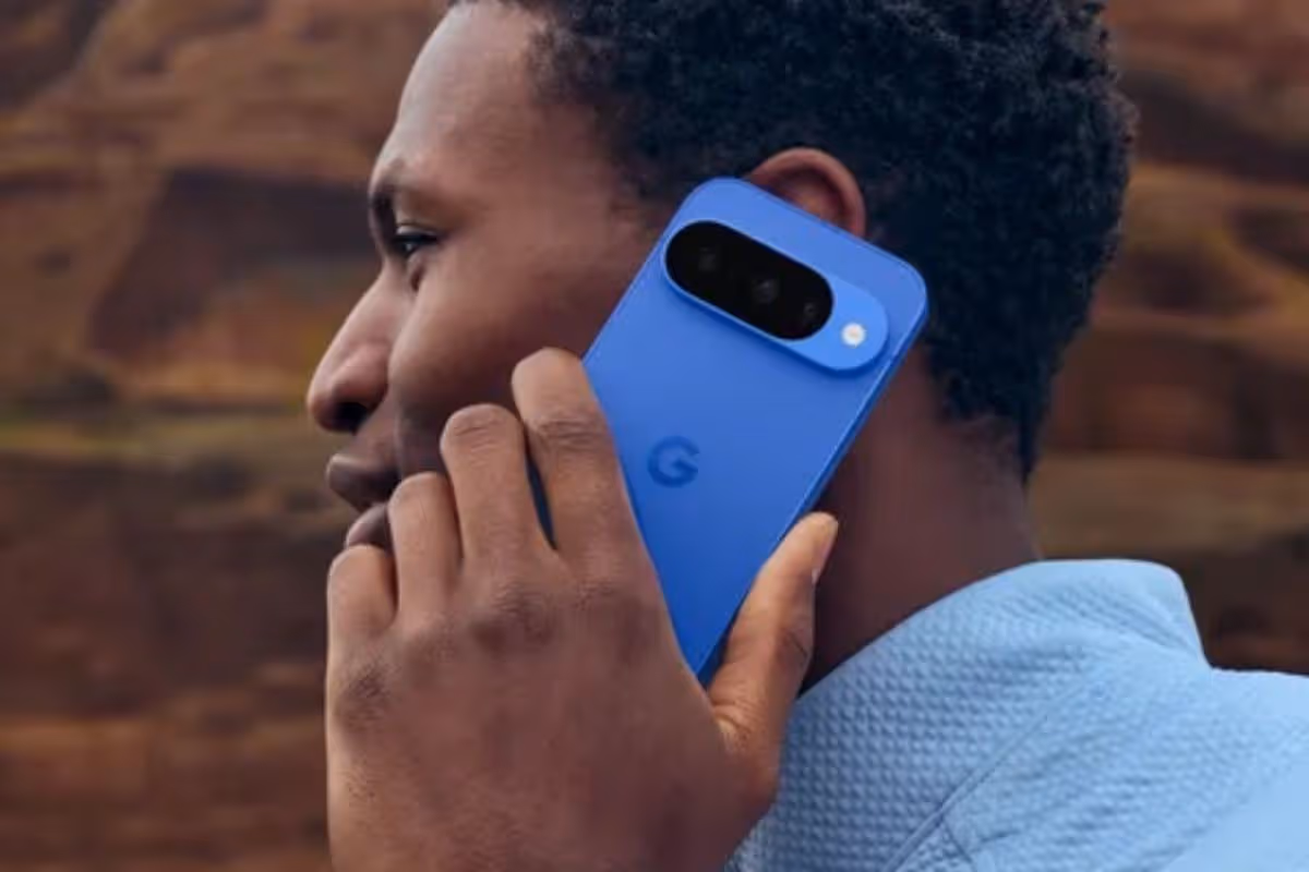 Muž hovorí na modrom telefóne Google Pixel 10