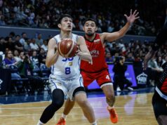 Oftana hovorí, že výmena vedľajšej línie s Chotom Reyesom je normálna Calvin Oftana z TNT Tropang 5G počas 3. zápasu finále PBA Commissioner's Cup 2026 proti Barangay Ginebra Gin Kings.