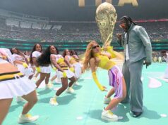 Ohňostroj, Shakira… a poriadková polícia: Majstrovstvá sveta sa začínajú vo veľkolepom – a chaotickom – štýle Shakira bola headlinerom štvrtkového otváracieho ceremoniálu Svetového pohára s oslnivým výkonom po boku Burna Boya