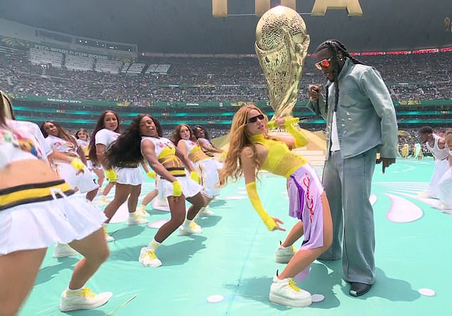 Ohňostroj, Shakira... a poriadková polícia: Majstrovstvá sveta sa začínajú vo Shakira bola headlinerom štvrtkového otváracieho ceremoniálu Svetového pohára s oslnivým výkonom po boku Burna Boya