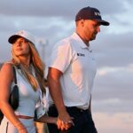Líder US Open Wyndham Clark na snímke s priateľkou Emily Tannerovou na konci tretieho kola