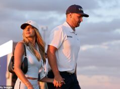 Ohromujúca priateľka Wyndhama Clarka vzdáva hold polarizujúcemu golfistovi, ktorý stojí na pokraji slávy US Open Líder US Open Wyndham Clark na snímke s priateľkou Emily Tannerovou na konci tretieho kola