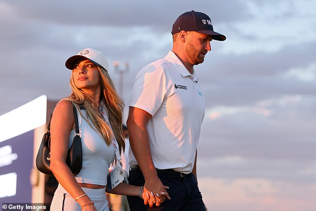 Ohromujúca priateľka Wyndhama Clarka vzdáva hold polarizujúcemu golfistovi, ktorý stojí Líder US Open Wyndham Clark na snímke s priateľkou Emily Tannerovou na konci tretieho kola