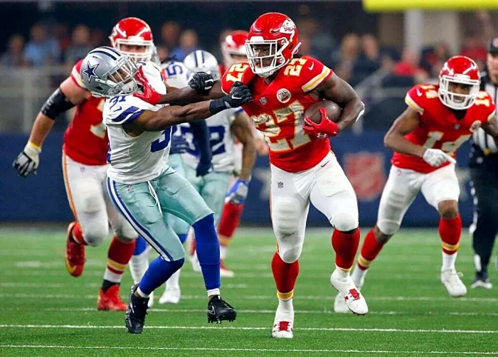 Ollie Watkins dostal tvrdú lekciu o NFL po tom, čo bol pokarhaný za to, že nosí dres Cowboys