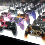 19. júla 2019; Miami Beach, FL, USA; Celkový pohľad na prispôsobené ovládače PlayStation predávané predajcom počas e-športovej udalosti Call of Duty League Finals v Miami Beach Convention Center. Povinný kredit: Jasen Vinlove-Imagn Images