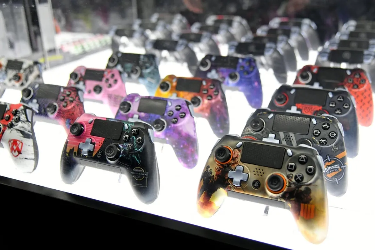 19. júla 2019; Miami Beach, FL, USA; Celkový pohľad na prispôsobené ovládače PlayStation predávané predajcom počas e-športovej udalosti Call of Duty League Finals v Miami Beach Convention Center. Povinný kredit: Jasen Vinlove-Imagn Images