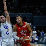 Stephen Holt (vpravo) a Geneva začali horúci štart, ktorý Rey Nambatac a TNT nedokázali prekonať. – OBRÁZKY PBA