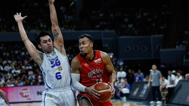 Stephen Holt (vpravo) a Geneva začali horúci štart, ktorý Rey Nambatac a TNT nedokázali prekonať. – OBRÁZKY PBA