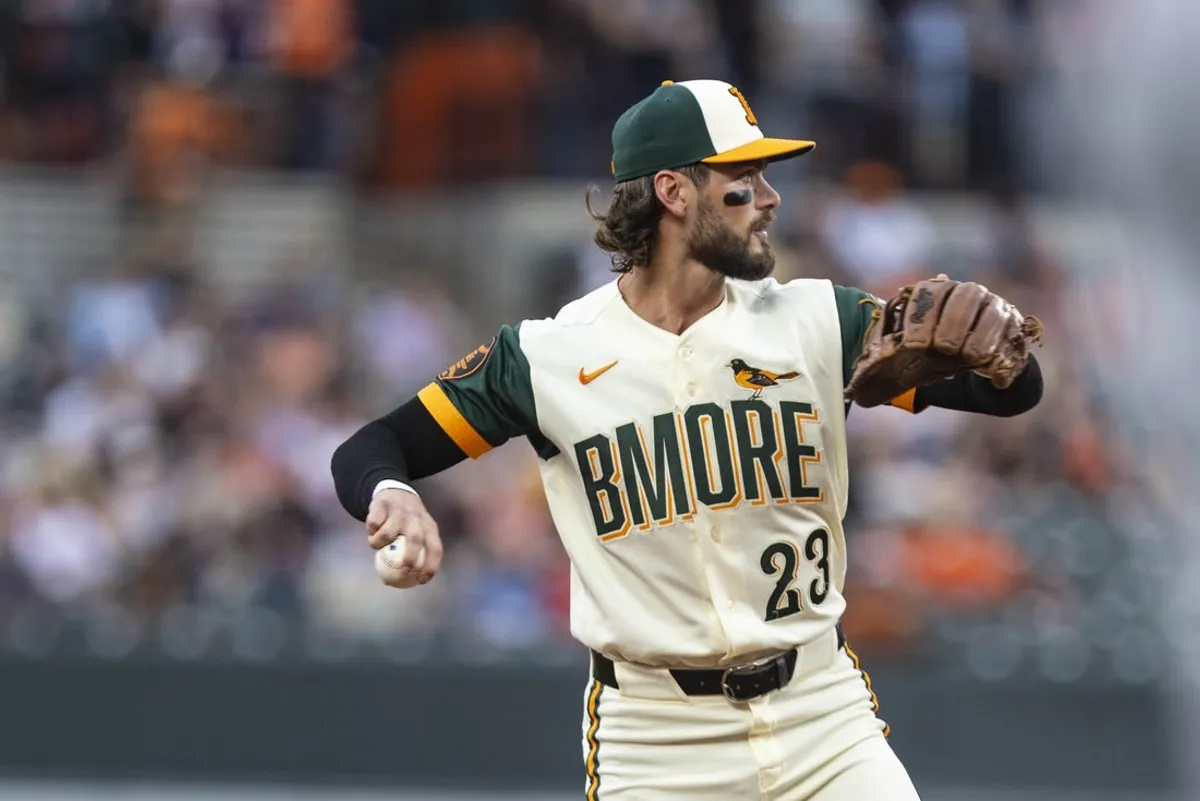 26. júna 2026; Baltimore, Maryland, USA; Tretí základný hráč Baltimora Orioles Blaze Alexander (23) hádže ako prvý v tretej smene proti Washington Nationals v Oriole Park v Camden Yards. Povinný kredit: Lexi Thompson-Imagn Images