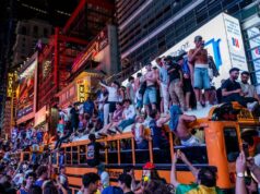 Oslava majstrovstiev Knicks NBA sa zmení na chaotické, pretože Newyorská polícia zatýka Oslava majstrovstiev Knicks NBA sa zmení na chaotické, pretože Newyorská polícia zatýka