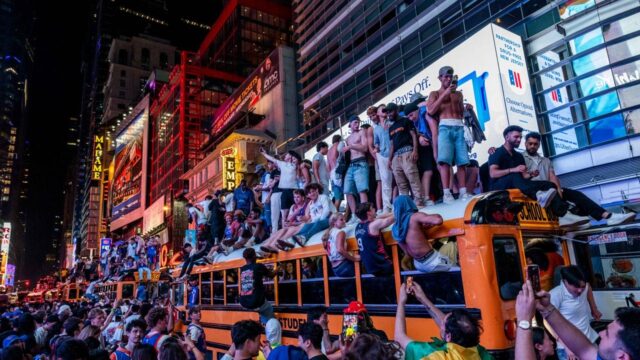 Oslava majstrovstiev Knicks NBA sa zmení na chaotické, pretože Newyorská polícia zatýka
