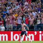 Folarin Balogun z USA oslavuje s fanúšikmi prvý gól tímu.