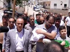 Palestínsky otec pochoval dieťa zabité izraelskou streľbou na Západnom brehu Jordánu | Newsfeed Palestínsky otec pochoval dieťa zabité izraelskou streľbou na Západnom brehu Jordánu | Newsfeed