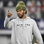 3. novembra 2025; Arlington, Texas, USA; Rozohrávač Arizony Cardinals Kyler Murray (1) sa rozcvičuje pred zápasom proti Dallas Cowboys na AT&T Stadium. Povinný kredit: Jerome Miron-Imagn Images