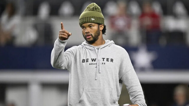3. novembra 2025; Arlington, Texas, USA; Rozohrávač Arizony Cardinals Kyler Murray (1) sa rozcvičuje pred zápasom proti Dallas Cowboys na AT&T Stadium. Povinný kredit: Jerome Miron-Imagn Images