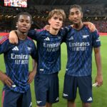 Josh Nichols, Max Dowman a Marli Salmon z Arsenalu pózujú na fotografii po prípravnom zápase pred sezónou medzi Arsenal FC a AC Miláno na Národnom štadióne 23. júla 2025 v Singapure.