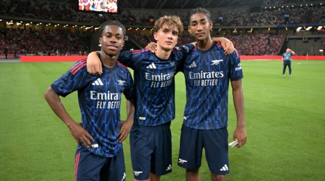 Josh Nichols, Max Dowman a Marli Salmon z Arsenalu pózujú na fotografii po prípravnom zápase pred sezónou medzi Arsenal FC a AC Miláno na Národnom štadióne 23. júla 2025 v Singapure.