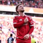 LIVERPOOL, ANGLICKO - 4. AUGUSTA: (VYCHÁDZA SLNKO, VONKA SLNKO) Harvey Elliott z Liverpoolu oslavuje strelenie štvrtého gólu svojho tímu počas prvého predsezónneho priateľského zápasu medzi Liverpoolom a Athletic Club Bilbao na Anfielde 4. augusta 2025 v Liverpoole v Anglicku. (Foto Liverpool FC/Liverpool FC cez Getty Images)