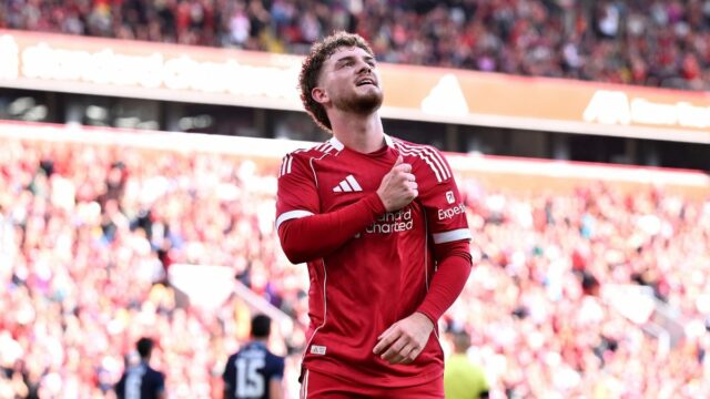 Perfektný letný prestupový výsledok Harveyho Elliotta po sľube Andoniho Iraolu LIVERPOOL, ANGLICKO - 4. AUGUSTA: (VYCHÁDZA SLNKO, VONKA SLNKO) Harvey Elliott z Liverpoolu oslavuje strelenie štvrtého gólu svojho tímu počas prvého predsezónneho priateľského zápasu medzi Liverpoolom a Athletic Club Bilbao na Anfielde 4. augusta 2025 v Liverpoole v Anglicku. (Foto Liverpool FC/Liverpool FC cez Getty Images)