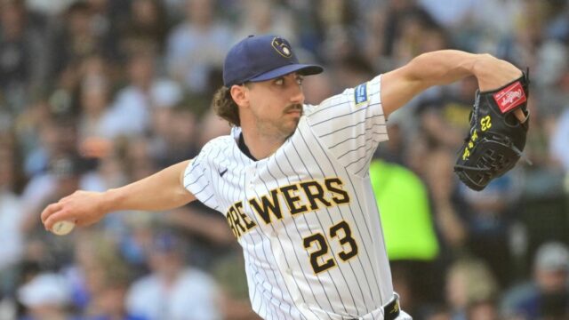 24. mája 2026; Milwaukee, Wisconsin, USA; Nadhadzovač Milwaukee Brewers Brandon Sproat (23) hádže v prvej smene proti Los Angeles Dodgers na American Family Field. Povinný kredit: Benny Sieu-Imagn Images