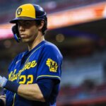 22. júna 2026; Cincinnati, Ohio, USA; Stopér Christian Yelich (22) určený Milwaukee Brewers sa pripravuje na palube v šiestej smene proti Cincinnati Reds v Great American Ball Park. Povinný kredit: Katie Stratman-Imagn Images