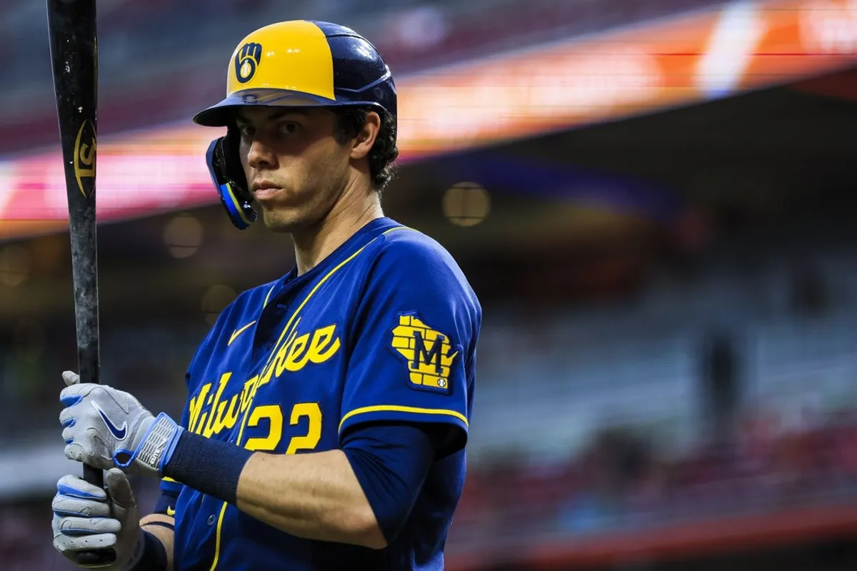 22. júna 2026; Cincinnati, Ohio, USA; Stopér Christian Yelich (22) určený Milwaukee Brewers sa pripravuje na palube v šiestej smene proti Cincinnati Reds v Great American Ball Park. Povinný kredit: Katie Stratman-Imagn Images