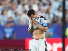 Plačúci Lionel Messi odhaľuje, že po vyrovnaní gólového rekordu Svetového pohára trpí záhadným osobným srdiečkom – s manželkou, ktorá ho sleduje na tribúne Lionel Messi sa rozplakal po tom, čo strelil prvý zo svojich troch gólov proti Alžírsku