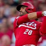 Tretí základný hráč Cincinnati Reds Eugenio Suárez (28) pokračuje na grandslame v druhej smene zápasu národnej ligy MLB medzi Cincinnati Reds a New York Mets v Great American Ball Park v Cincinnati v pondelok 15. júna 2026.
