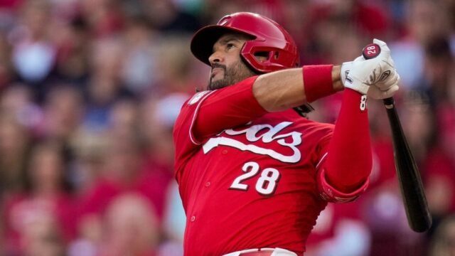 Tretí základný hráč Cincinnati Reds Eugenio Suárez (28) pokračuje na grandslame v druhej smene zápasu národnej ligy MLB medzi Cincinnati Reds a New York Mets v Great American Ball Park v Cincinnati v pondelok 15. júna 2026.