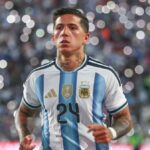Enzo Fernandez #24 z Argentíny sa pozerá počas medzinárodného priateľského zápasu medzi Argentínou a Islandom na štadióne Jordan-Hare 9. júna 2026 v Auburn v Alabame.