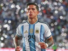Po dosiahnutí dohody s Enzom Fernandezom Chelsea ponúkla „fantastickú“ výmenu Realu Madrid Enzo Fernandez #24 z Argentíny sa pozerá počas medzinárodného priateľského zápasu medzi Argentínou a Islandom na štadióne Jordan-Hare 9. júna 2026 v Auburn v Alabame.