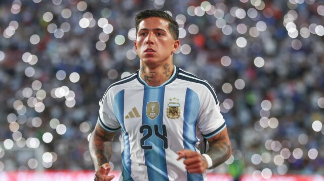 Po dosiahnutí dohody s Enzom Fernandezom Chelsea ponúkla „fantastickú“ výmenu Enzo Fernandez #24 z Argentíny sa pozerá počas medzinárodného priateľského zápasu medzi Argentínou a Islandom na štadióne Jordan-Hare 9. júna 2026 v Auburn v Alabame.