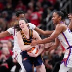Útočníčka Phoenixu Mercury Alyssa Thomasová (25) sa v pondelok 22. júna 2026 počas zápasu v Gainbridge Fieldhouse v Indianapolise pokúsila odobrať loptu strážkyni Indiana Fever Caitlin Clarkovej (22). Indiana Fever porazila Phoenix Mercury 86:77.