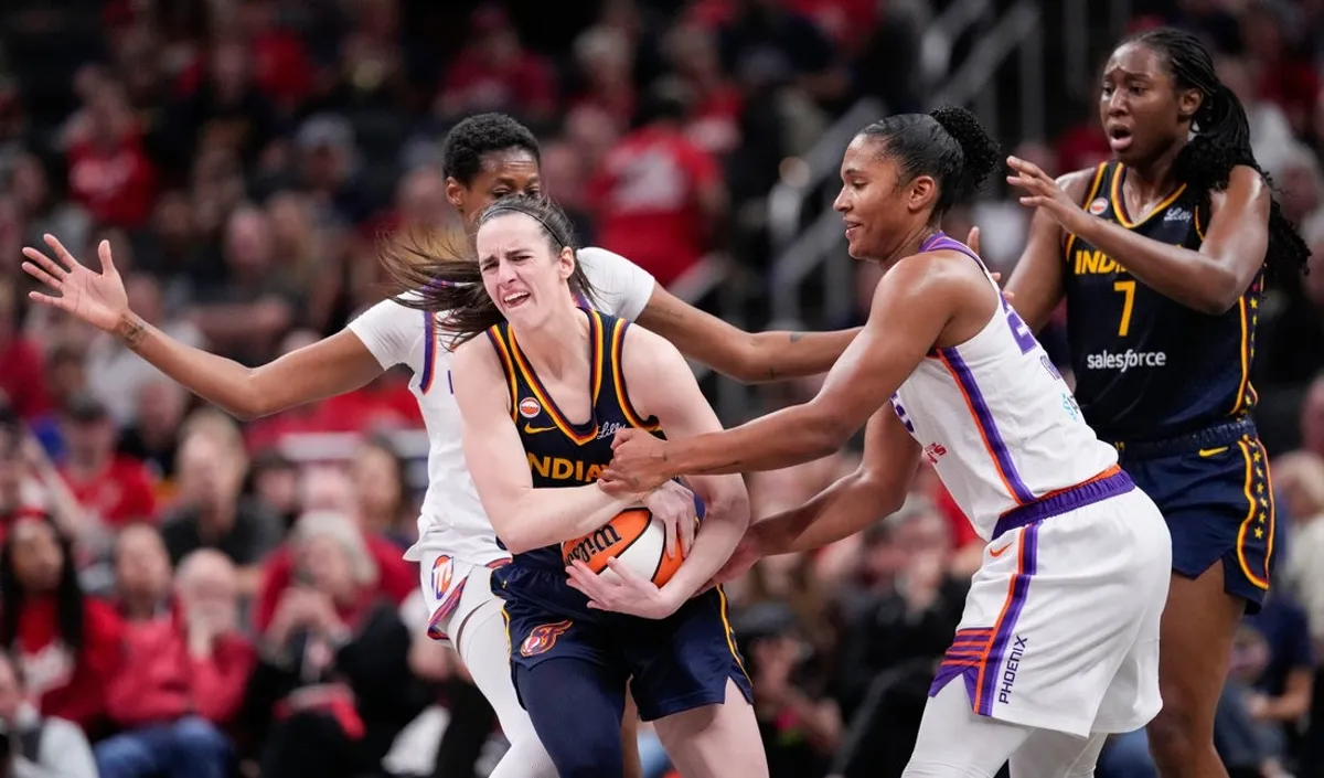 Útočníčka Phoenixu Mercury Alyssa Thomasová (25) sa v pondelok 22. júna 2026 počas zápasu v Gainbridge Fieldhouse v Indianapolise pokúsila odobrať loptu strážkyni Indiana Fever Caitlin Clarkovej (22). Indiana Fever porazila Phoenix Mercury 86:77.