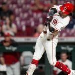 Druhý základný hráč Cincinnati Reds Edwin Arroyo (2) zahral singel za svoj prvý zásah v kariére MLB v deviatej smene zápasu MLB Interleague medzi Cincinnati Reds a Kansas City Royals v Great American Ball Park v Cincinnati v pondelok 1. júna 2026. The Royals vyhrali 9:2.