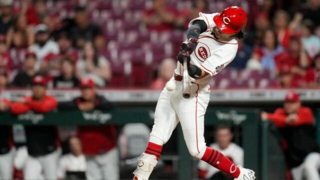 Druhý základný hráč Cincinnati Reds Edwin Arroyo (2) zahral singel za svoj prvý zásah v kariére MLB v deviatej smene zápasu MLB Interleague medzi Cincinnati Reds a Kansas City Royals v Great American Ball Park v Cincinnati v pondelok 1. júna 2026. The Royals vyhrali 9:2.