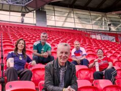Po tridsiatich rokoch od Troch levov je Frank Skinner opäť pri tom… tentoraz píše báseň pre Euro 2028 Tri desaťročia po troch levoch napísal Frank Skinner báseň pre britské Euro 2022