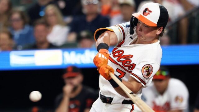 Po zastavení šmyku sa Orioles usiluje o rozdelenie série vs. 10. júna 2026; Baltimore, Maryland, USA; Druhý hráč tímu Baltimore Orioles Jackson Holliday (7) zasiahol grandslamový zápas počas siedmej zmeny proti Seattle Mariners v Oriole Park v Camden Yards. Povinný kredit: Daniel Kucin Jr.-Imagn Images