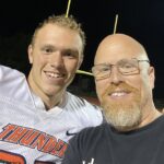 Jalen Shaffer je zobrazený so svojím otcom Joelom počas jeho pôsobenia ako linebacker vo Wheatone