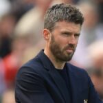 Manažér Manchestru United Michael Carrick oslavuje po zápase Premier League medzi Manchestrom United a Liverpoolom na Old Trafford 3. mája 2026 v anglickom Manchestri.