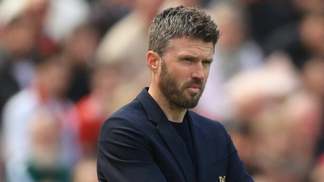 Manažér Manchestru United Michael Carrick oslavuje po zápase Premier League medzi Manchestrom United a Liverpoolom na Old Trafford 3. mája 2026 v anglickom Manchestri.