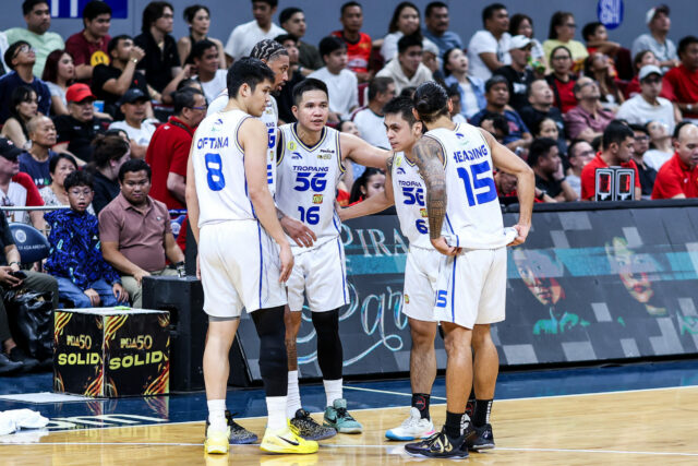 Roger Pogoy a TNT Tropang 5G počas 7. hry finále PBA Commissioner's Cup 2026 proti Barangay Ginebra Gin Kings. 