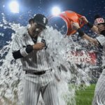23. júna 2026; Chicago, Illinois, USA; Tretieho hráča tímu Chicago White Sox Miguela Vargasa (20) po zápase proti Cleveland Guardians v Rate Field polial druhý hráč tímu Chase Meidroth (10). Povinný kredit: Matt Marton-Imagn Images
