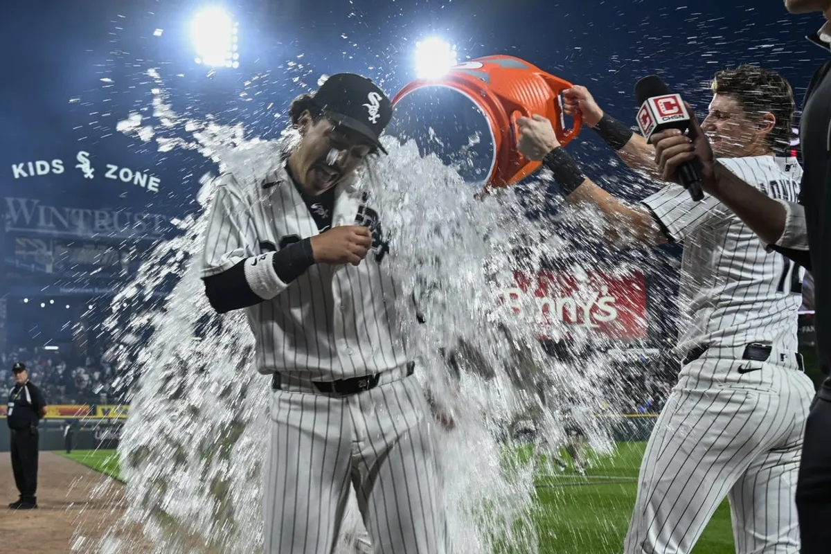 23. júna 2026; Chicago, Illinois, USA; Tretieho hráča tímu Chicago White Sox Miguela Vargasa (20) po zápase proti Cleveland Guardians v Rate Field polial druhý hráč tímu Chase Meidroth (10). Povinný kredit: Matt Marton-Imagn Images