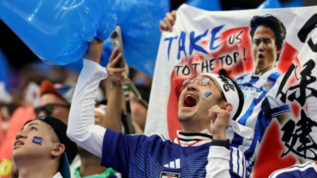 Pokračujúca tradícia, fanúšikovia Japonska upratujú po zápase
