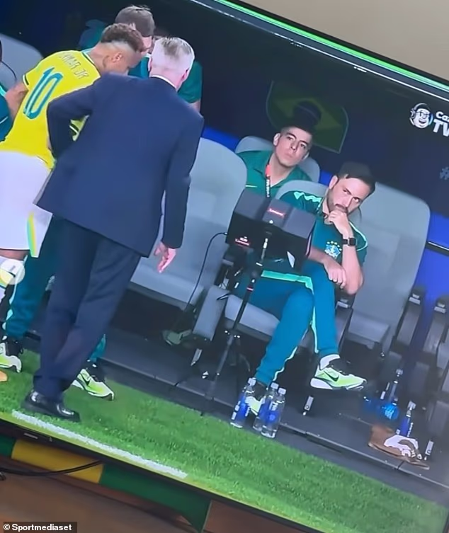 Zdalo sa, že Davide Ancelotti Neymarovi pokrútil hlavou a nesúhlasne sa pozrel