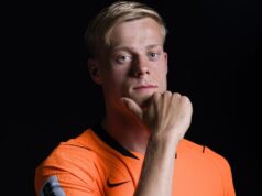 Populárna bývalá hviezda Tottenhamu zaútočila na prestup Jana Paula van Heckeho Tottenham chce toto leto získať holandského stredného obrancu Jana Paula van Heckeho z Brightonu